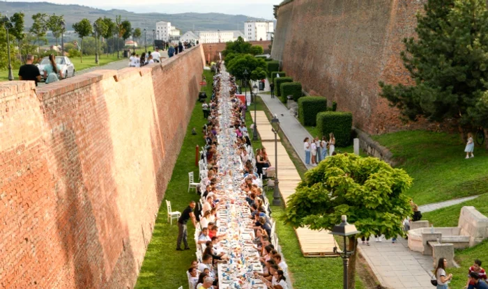 Alba Iulia a intrat pentru a treia oară în Cartea Recordurilor cu o masă de 2,7 km din materiale reciclabile