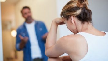 Noua metodă de despărțire e să stai până când relația se consumă. Strategia „Date them until you hate them” oferă liniște