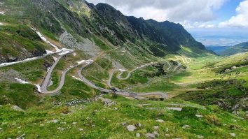 Circulația rutieră pe Transfăgărășan va fi oprită sâmbătă pentru o competiție de triatlon