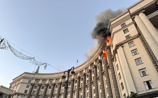 Zelenski condamnă „crimele deliberate” ale Rusiei, după atacul brutal care a ucis mai mulți oameni și a avariat clădirea Guvernului din Kiev. Record de drone și rachete folosite de trupele rusești: 810 drone și 13 rachete