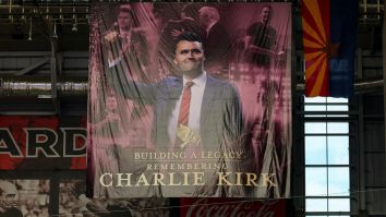 Peste 200.000 de susținători i-au adus un omagiu lui Charlie Kirk. Donald Trump îi va oferi cea mai înaltă distincție civilă a Americii: „El nu îi ura pe adversarii săi. Eu nu îi pot suporta”