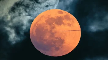 O eclipsă totală de lună transformă astrul nopții într-un glob roșiatic. Adrian Șonca, Cercetător în astronomie: „Pe Lună va ajunge lumina care trece prin atmosfera Pământului”