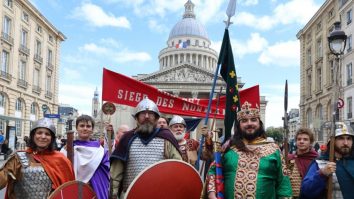 Ești gata de spectacol? Străzile Parisului se transformă în festivale istorice și culturale de neuitat