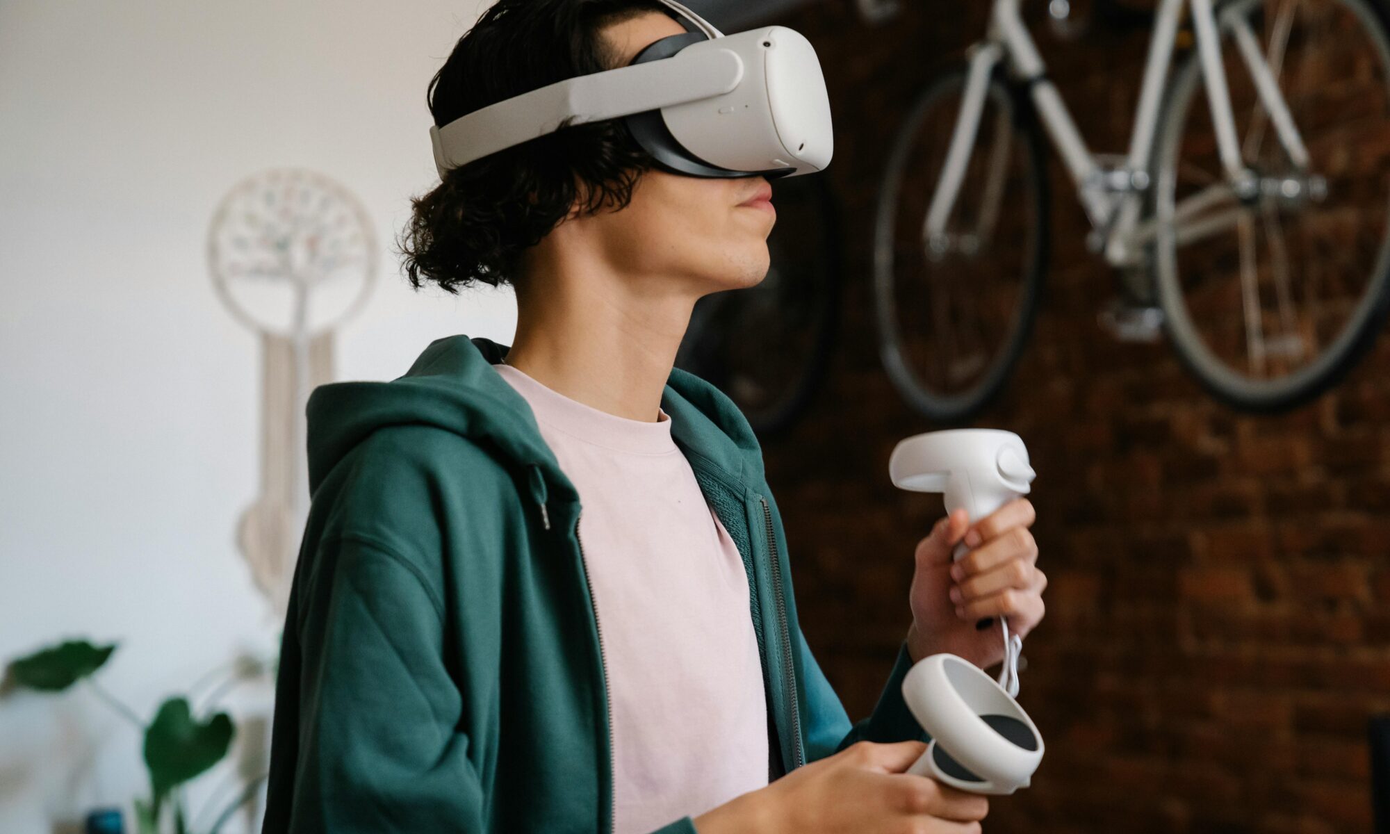 STUDIU. Jocurile VR te ajută să te simți mai puțin singur. Creierul percepe interacțiunile ca fiind reale