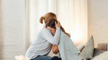 Copilul tău îți spune adevărul? Tinerii români evită discuțiile despre sex