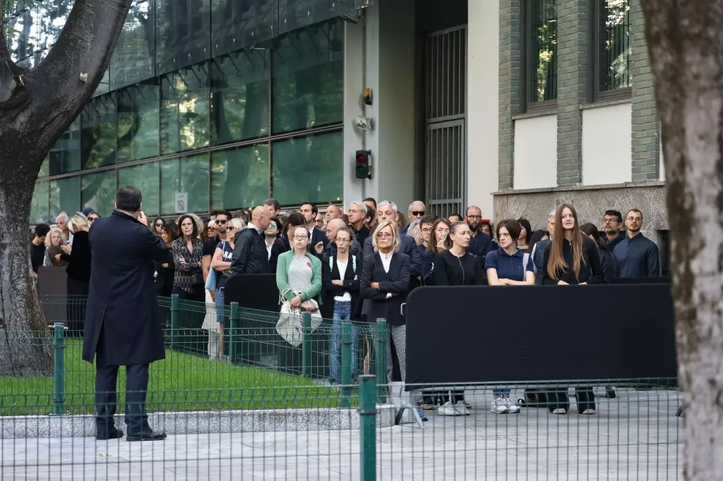 Mii de persoane îi aduc un omagiu lui Giorgia Armani la Teatro Armani din Milano: „Ne va lipsi”