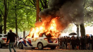 Un protest violent anti-imigrație a pornit în Haga. Poliția olandeză a intervenit cu gaze lacrimogene și tunuri cu apă