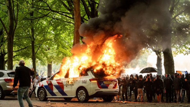 Un protest violent anti-imigrație a pornit în Haga. Poliția olandeză a intervenit cu gaze lacrimogene și tunuri cu apă