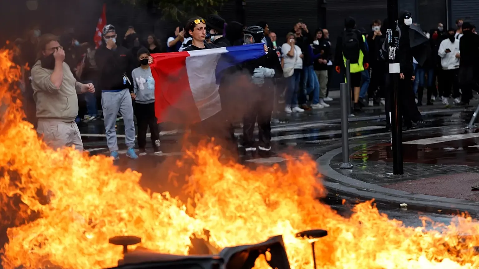 Protestele „Blocați tot” paralizează Franța în fața tăierilor bugetare: Lecornu a moștenit un deficit masiv și opoziție politică intensă