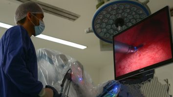 Un medic din Chile a realizat de unul singur o operație laparoscopică, asistat de o cameră controlată de Inteligența Artificială