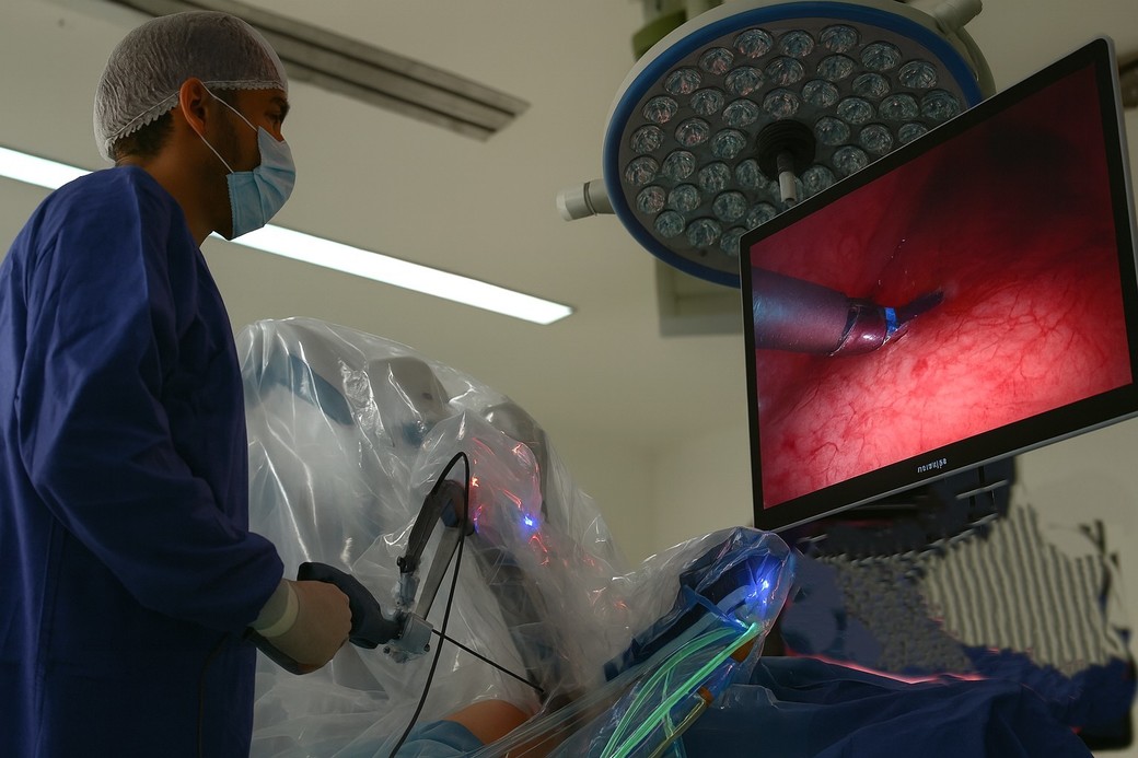 Un medic din Chile a realizat de unul singur o operație laparoscopică, asistat de o cameră controlată de Inteligența Artificială