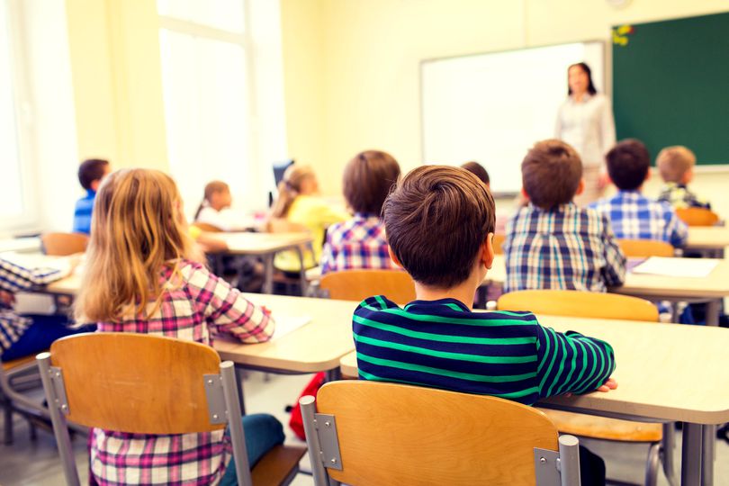 România rămâne sub media UE la salariile profesorilor. Cât câștigă o învățătoare cu 15 ani de experiență