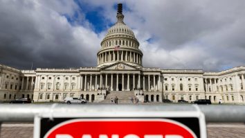 Guvernul SUA riscă să se închidă la miezul nopții, pentru a 22-a oară în istorie. Trump îi amenință pe democrați cu „concedieri masive” dacă se va întâmpla