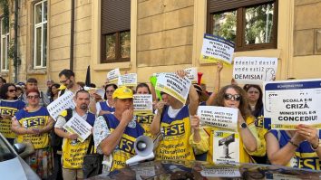 Sindicatele din Educație continuă miercuri protestele față de măsurile luate de Guvern
