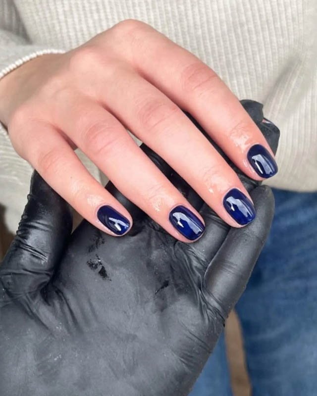 Cum îți faci unghiile toamna aceasta? Midnight Blue devine vedeta sezonului rece