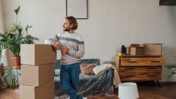 Tinerii au salarii mai mari ca părinții, dar nu-și permit locuințe. În 20 de ani, prețurile la case au crescut de patru ori față de salarii