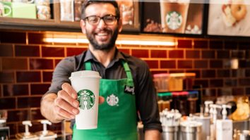 Starbucks e acuzată că nu plătește hainele impuse angajaților. Barista din trei state americane cer despăgubiri