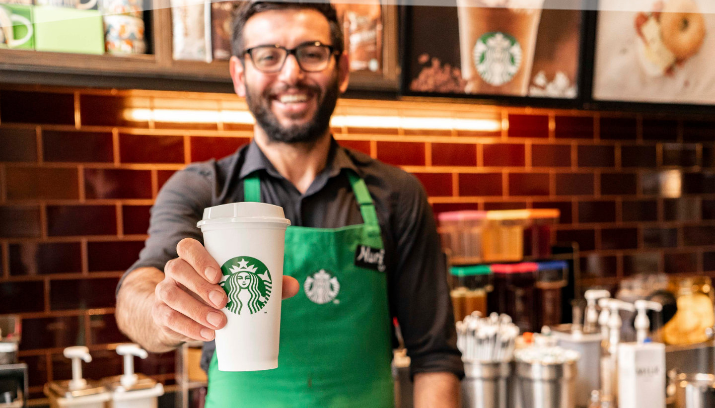 Starbucks e acuzată că nu plătește hainele impuse angajaților. Barista din trei state americane cer despăgubiri