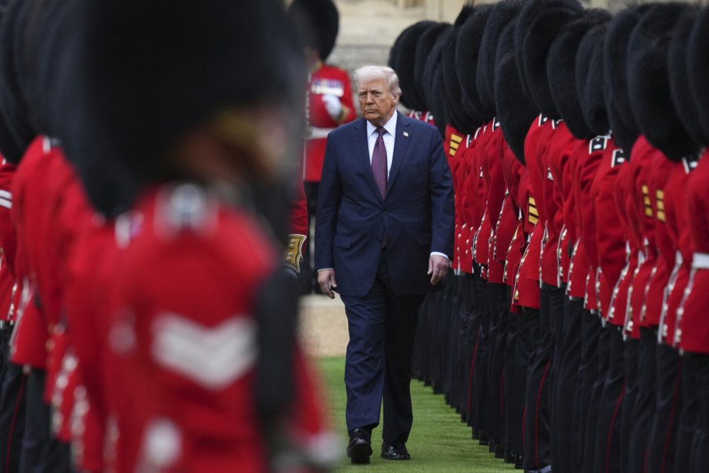 Donald și Melania Trump au fost primiți cu proteste la Castelul Windsor. Ce cadouri au primit de la Regele și Regina Marii Britanii