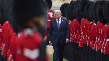 Donald și Melania Trump au fost primiți cu proteste la Castelul Windsor. Ce cadouri au primit de la Regele și Regina Marii Britanii