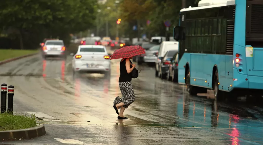 Ce vreme te așteaptă? Duminică revin ploile de vară în centrul și nordul țării, dar nu îți strică planurile