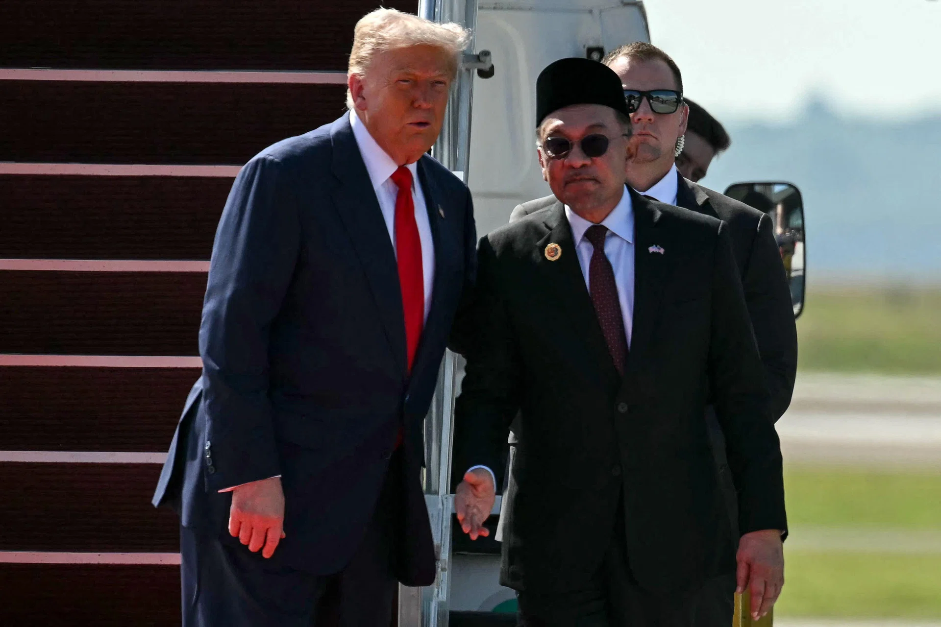 Donald Trump a ajuns în Malaysia, pentru summitul ASEAN. Liderul american va superviza semnarea acordului de încetare a focului între Thailanda şi Cambodgia