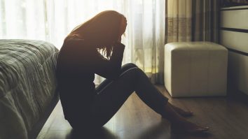 Depresie, anxietate, iritabilitate? Hormonii sunt dușmanii tăi invizibili. Un nou studiu dezvăluie cum se joacă „dereglarea hormonală” cu mintea ta și ce tratament există