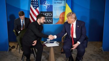 Volodimir Zelenski se va întâlni vineri, la Casa Albă, cu Donald Trump. Președintele SUA spune că ar putea vorbi cu Vladimir Putin înainte de a se întâlni cu Zelenski