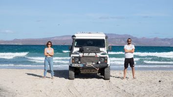 Un cuplu a plecat în jurul lumii cu un Land Rover. În 3 ani, cei doi au parcurs 160.000 de kilometri