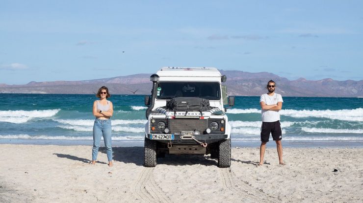 Un cuplu a plecat în jurul lumii cu un Land Rover. În 3 ani, cei doi au parcurs 160.000 de kilometri