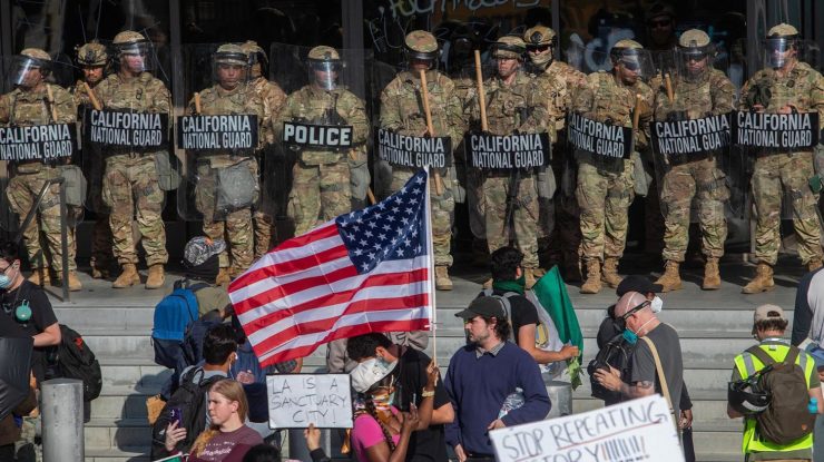 Donald Trump declanșează cea mai amplă desfășurare internă de trupe din ultimii 50 de ani. Justiția blochează parțial ordinele și invocă abuzul de putere