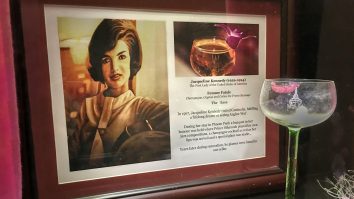 Jackie Kennedy scrie istorie cu urme de ruj pe un pahar de cocktail. Paharul din care a băut fosta Prima Doamnă a Americii este expus în Cambodgia