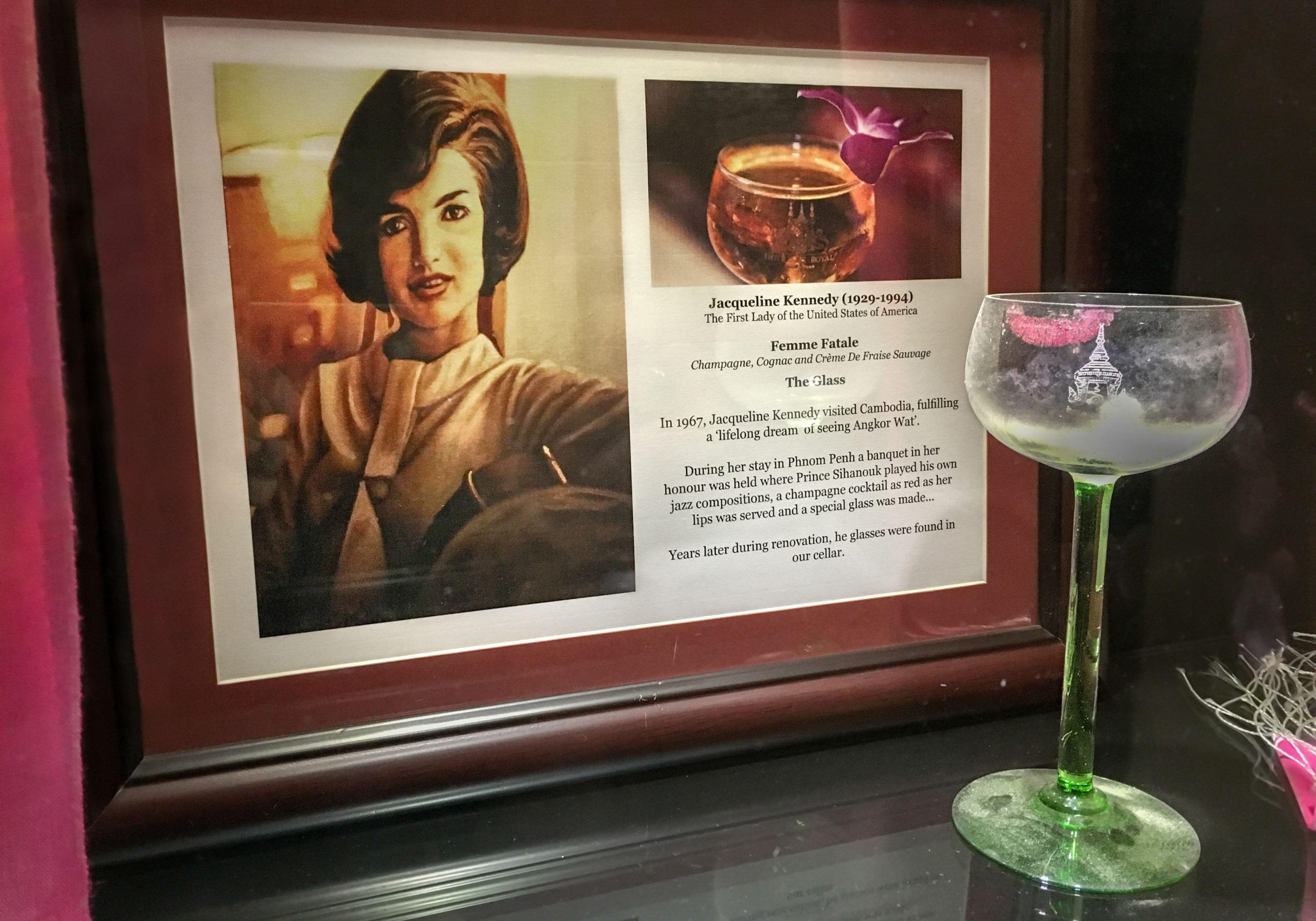 Jackie Kennedy scrie istorie cu urme de ruj pe un pahar de cocktail. Un pahar din care a băut fosta Prima Doamnă a Americii este expus în Cambodgia