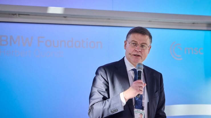 Comisarul european pentru Economie vine astăzi la București pentru discuții despre evoluțiile bugetare și implementarea PNRR. Marți se întâlnește cu Nicușor Dan