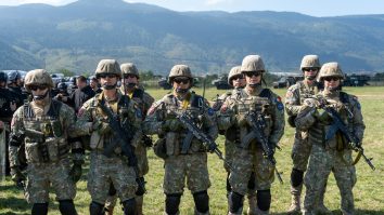 Guvernul a aprobat legea serviciului militar voluntar. Moşteanu spune că avem o rezervă operaţională îmbătrânită: „Doar anul acesta, trec în retragere peste 120.000 de soldaţi gradaţi”