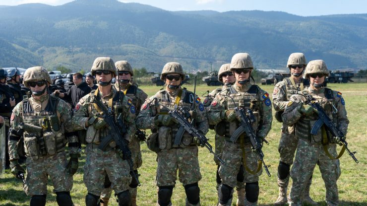 Guvernul a aprobat legea serviciului militar voluntar. Moşteanu spune că avem o rezervă operaţională îmbătrânită: „Doar anul acesta, trec în retragere peste 120.000 de soldaţi gradaţi”