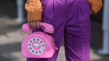 iPhone-ul devine istorie. Tinerii din Gen Z înlocuiesc device-urile noi cu telefonul fix