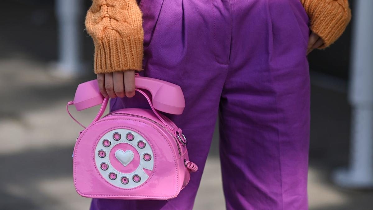 iPhone-ul devine istorie. Tinerii din Gen Z înlocuiesc device-urile noi cu telefonul fix