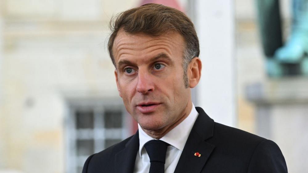 Criza politică din Franța se adâncește. Lui Macron i se cere să demisioneze „pentru binele țării”
