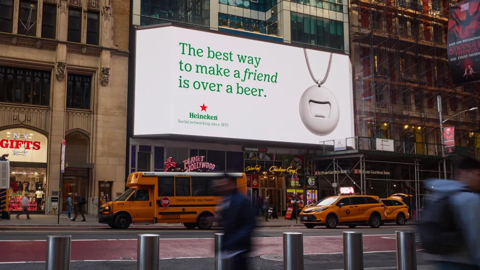 Tot mai multe branduri mari adoptă campanii anti‑Inteligență Artificială. Heineken și Aerie sunt cele mai recente care s-au alăturat curentului