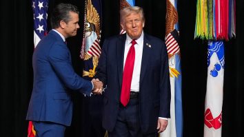 Trump ordonă Pentagonului să plătească trupele cu „toate fondurile disponibile”: „Nu voi permite democraților să țină securitatea națiunii CA OSTATICI”