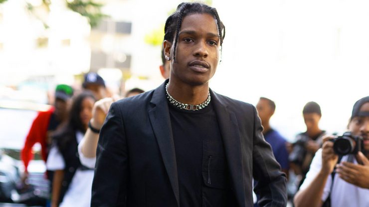 ASAP Rocky va primi premiul Fashion Icon la Premiile CFDA Fashion 2025. Stilul lui e marcat de experimentarea fluidă în ceea ce privește genul