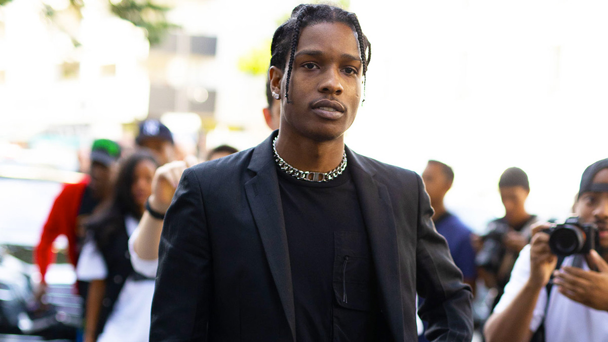 ASAP Rocky va primi premiul Fashion Icon la Premiile CFDA Fashion 2025. Stilul lui e marcat de experimentarea fluidă în ceea ce privește genul