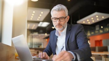 Americanii de peste 80 de ani devin antreprenori ca să supraviețuiască. Dintre 550.000 de vârstnici din SUA, 27% au luat calea antreprenoriatului