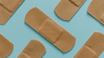 O echipă de la Universitatea California a creat bandajul „a-Heal”. Dispozitivul accelerează vindecarea rănilor cu 25% cu ajutorul A.I.