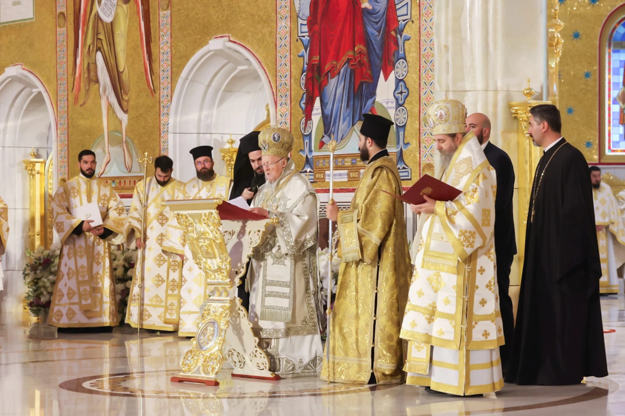 Nicușor Dan îl decorează pe Patriarhul Ecumenic Bartolomeu I, la Cotroceni, cu cea mai înaltă distincție: „Steaua României în grad de colan”