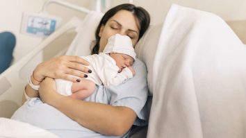 STUDIU. Contactul piele-pe-piele aduce beneficii pentru copiii prematuri. Interacțiunile activează mecanismele biologice și hormonale