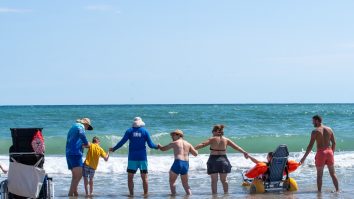 Pentru al doilea an consecutiv, Caiac SMile accesibilizează plajele pentru persoanele cu dizabilități