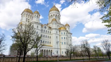 Catedrala Mântuirii Neamului și Casa Poporului se află într-un dialog tăcut despre identitate. Ce poveste spun cele două clădiri așezate față în față