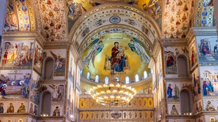 10.000 de pelerini și 2.500 de invitați oficiali participă la slujba de sfințire a picturii Catedralei Mântuirii Neamului. Construcția Catedralei a durat peste 15 ani și a costat peste 200 de milioane de euro